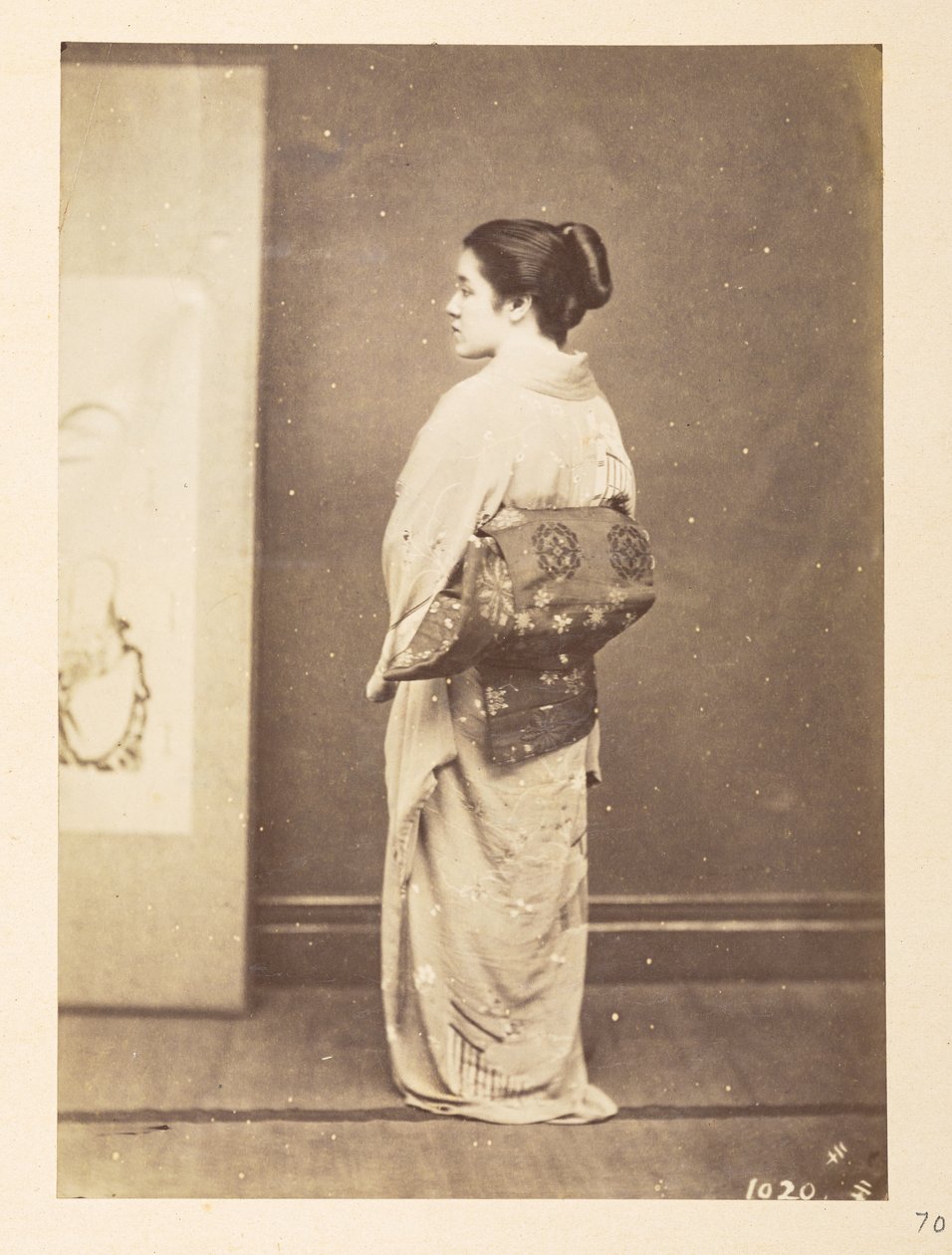 Japansk kvinne i tradisjonell kjole, Fotograf: Ukjent  Lucas Collection: Fotografisk oversikt over verdensturneen til Charles James og Morton P, Lucas av English Photographer