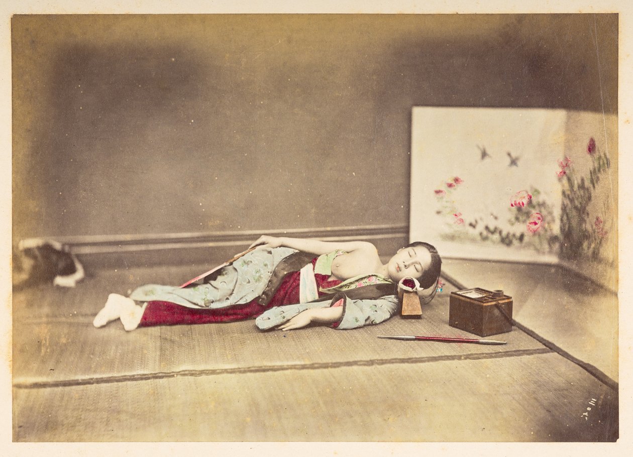 Japansk kvinne som sover, Studioportrett av en ung japansk kvinne som sover, det ene brystet synlig og med hodet hvilende på en trepute, Fotograf: Ukjent Lucas Collection: Fotografisk oversikt over verdensturneen til Charles James og Morton P, av English Photographer