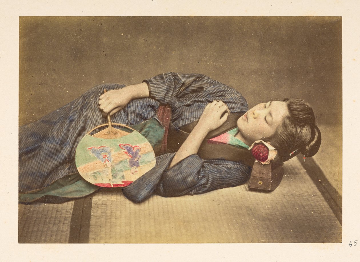 Japansk kvinne sover, Tre fjerdedels lengde studioportrett av en ung japansk kvinne som sover, holder en vifte i høyre hånd og med hodet hvilende på en trepute,   Fotograf: Ukjent  Lucas Collection: Fotografisk oversikt over verden t av English Photographer