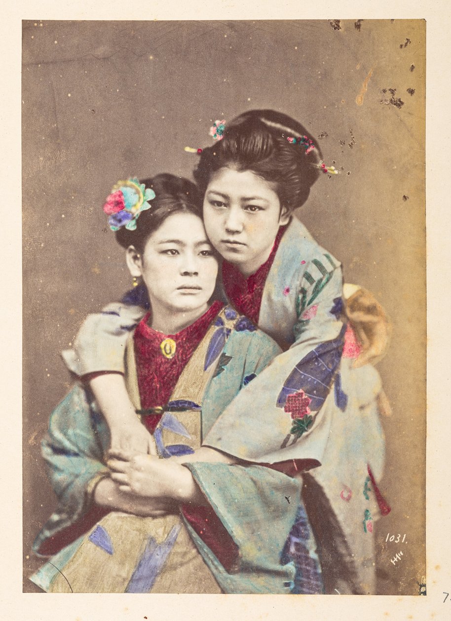Japanske kvinner i tradisjonell kjole, Trekvart portrett av to unge kvinner, den ene sittende, den andre lener seg over skulderen med armene rundt henne,  Fotograf: Ukjent  Lucas Collection: Fotografisk oversikt over verdensturnéen til Charles Ja av English Photographer