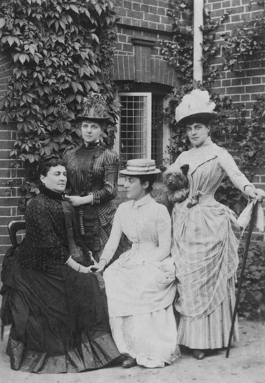 Jennie Jerome, senere Lady Randolph Churchill, med moren og søstrene (bw-bilde) av English Photographer