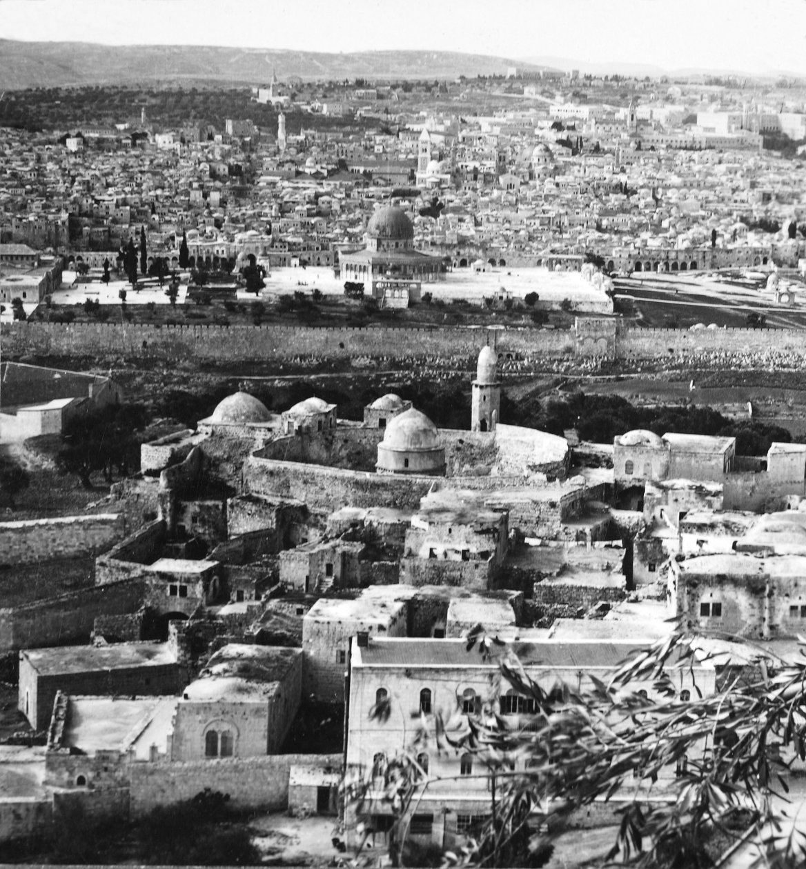Jerusalem den hellige by, mål for korsfarerne, reddet for alltid fra tyrkerne, 1917 av English Photographer