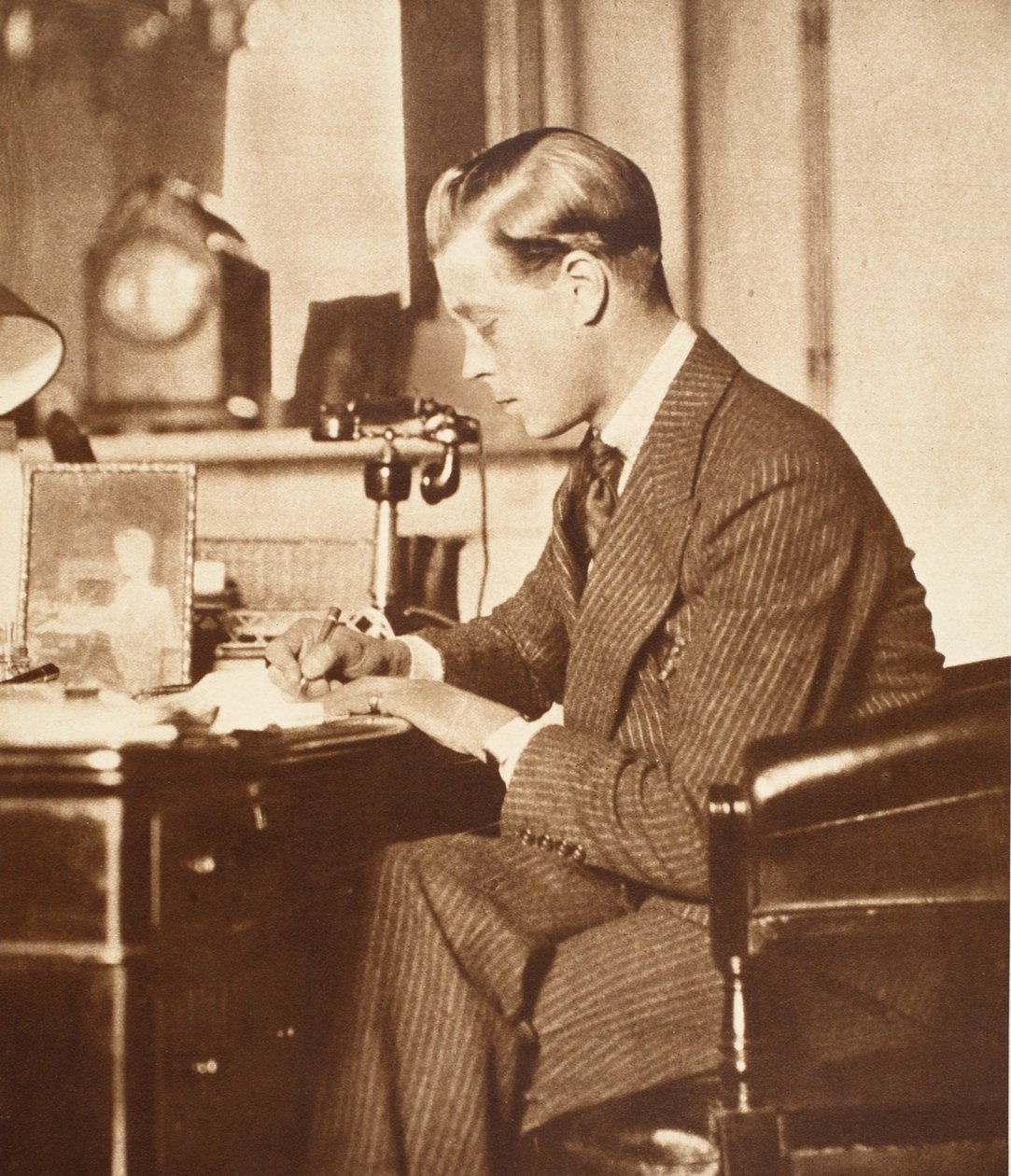 Kong Edward VIII ved skrivebordet hans i St. James