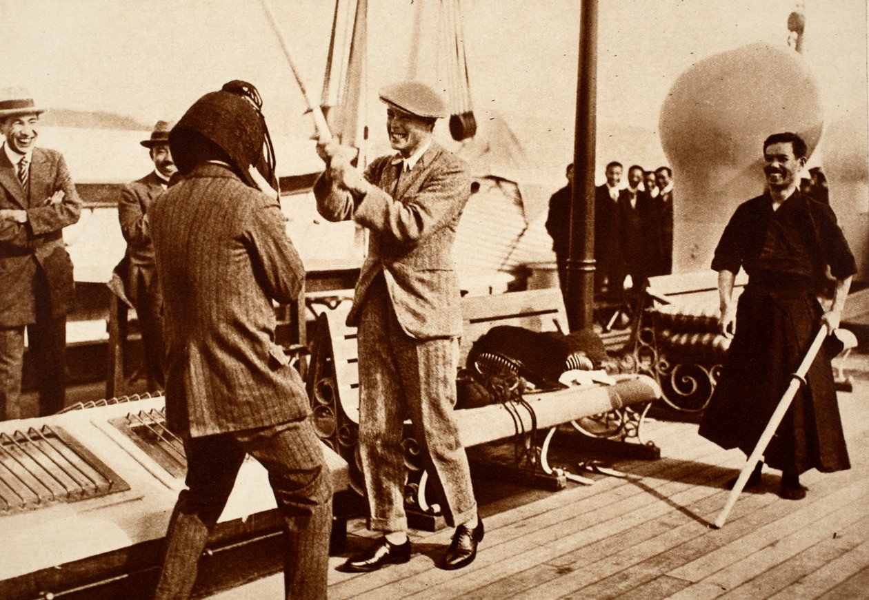 Kong Edward VIII tester en japansk fektehjelm, 1922 av English Photographer