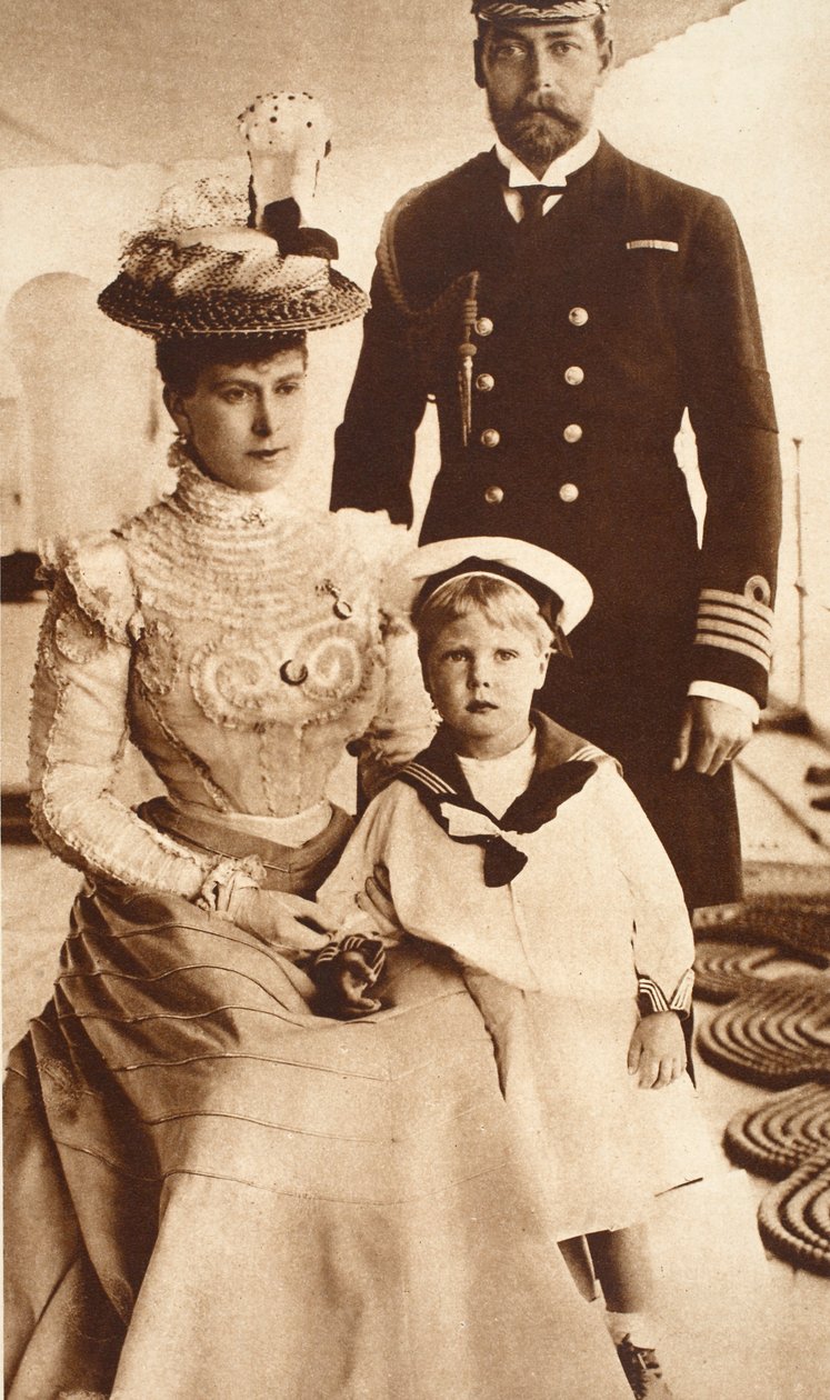 Kong George V, Queen Mary og deres sønn Edward VIII, ombord på H.M.S. Halvmåne, ca. 1899 av English Photographer