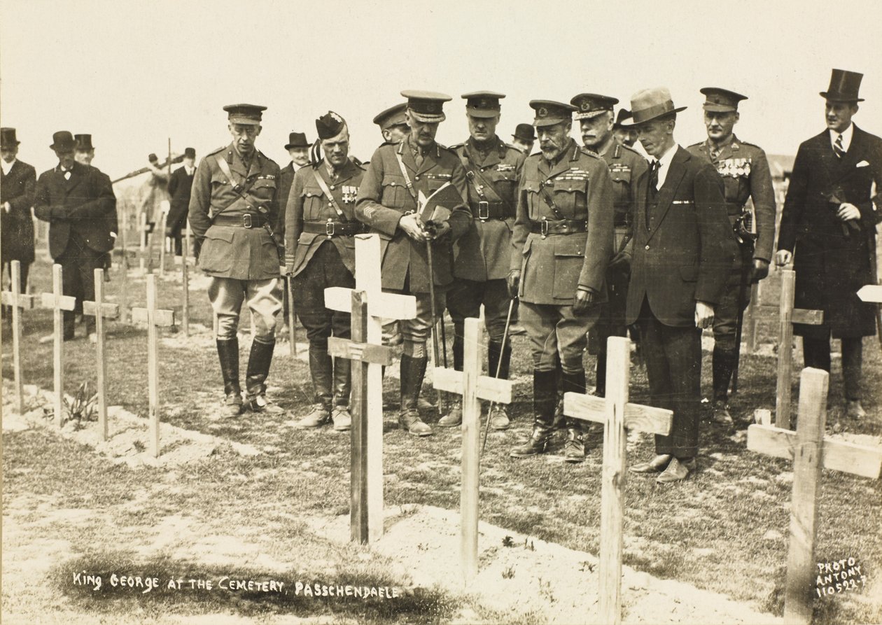 Kong George V på kirkegården, Passchendaele av English Photographer