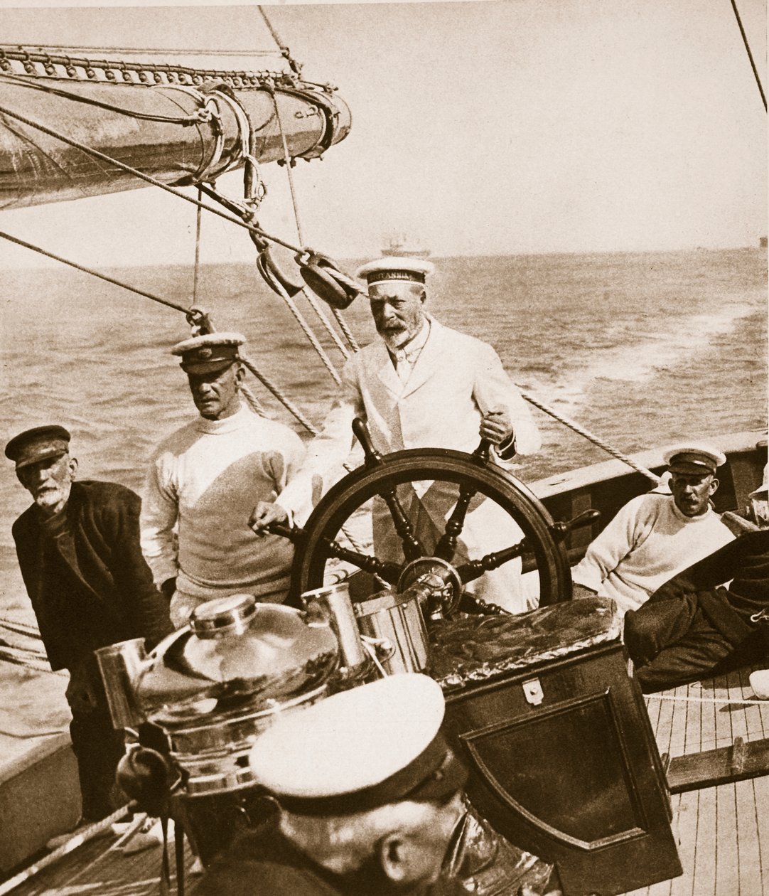 Kong George ved roret til hans yacht Britannia, 1920-30-tallet av English Photographer