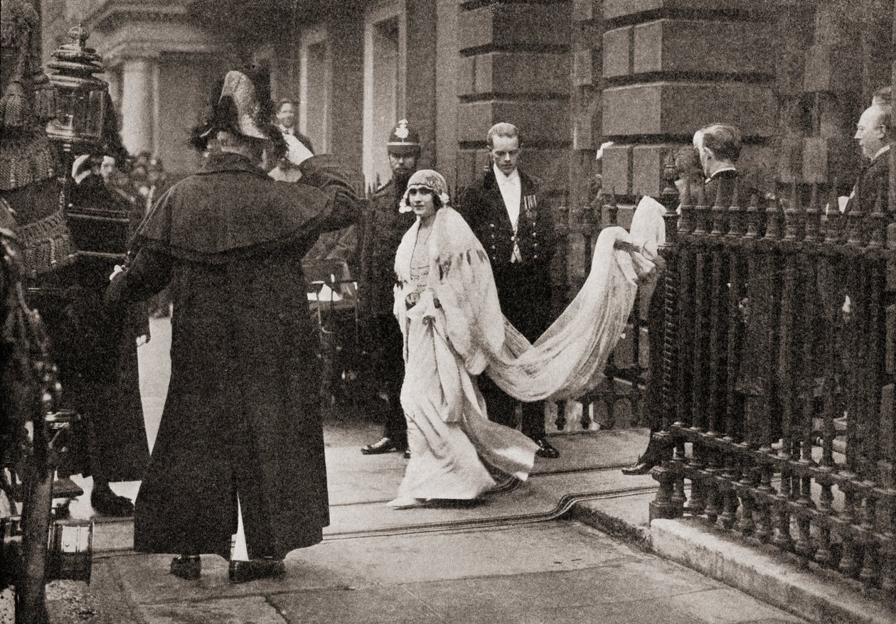 Lady Elizabeth Bowes Lyon på vei til bryllupet sitt 26. april 1923, til H.R.H. Hertugen av York, senere kong George VI, fra The Story of Twenty Five Years , utgitt 1935 av English Photographer