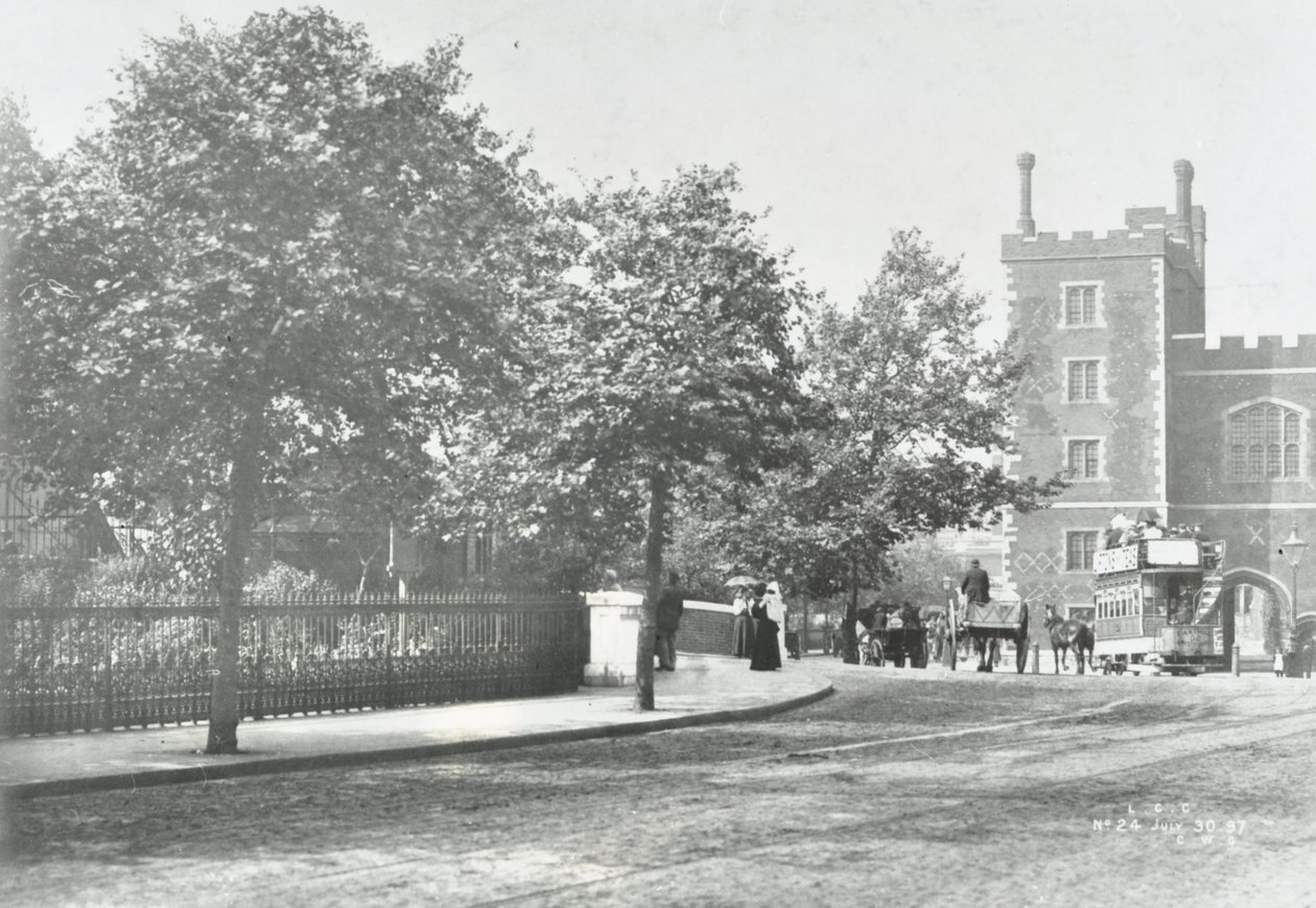Lambeth Bridge: innfartsvei med Lambeth Palace i bakgrunnen, 1897 av English Photographer
