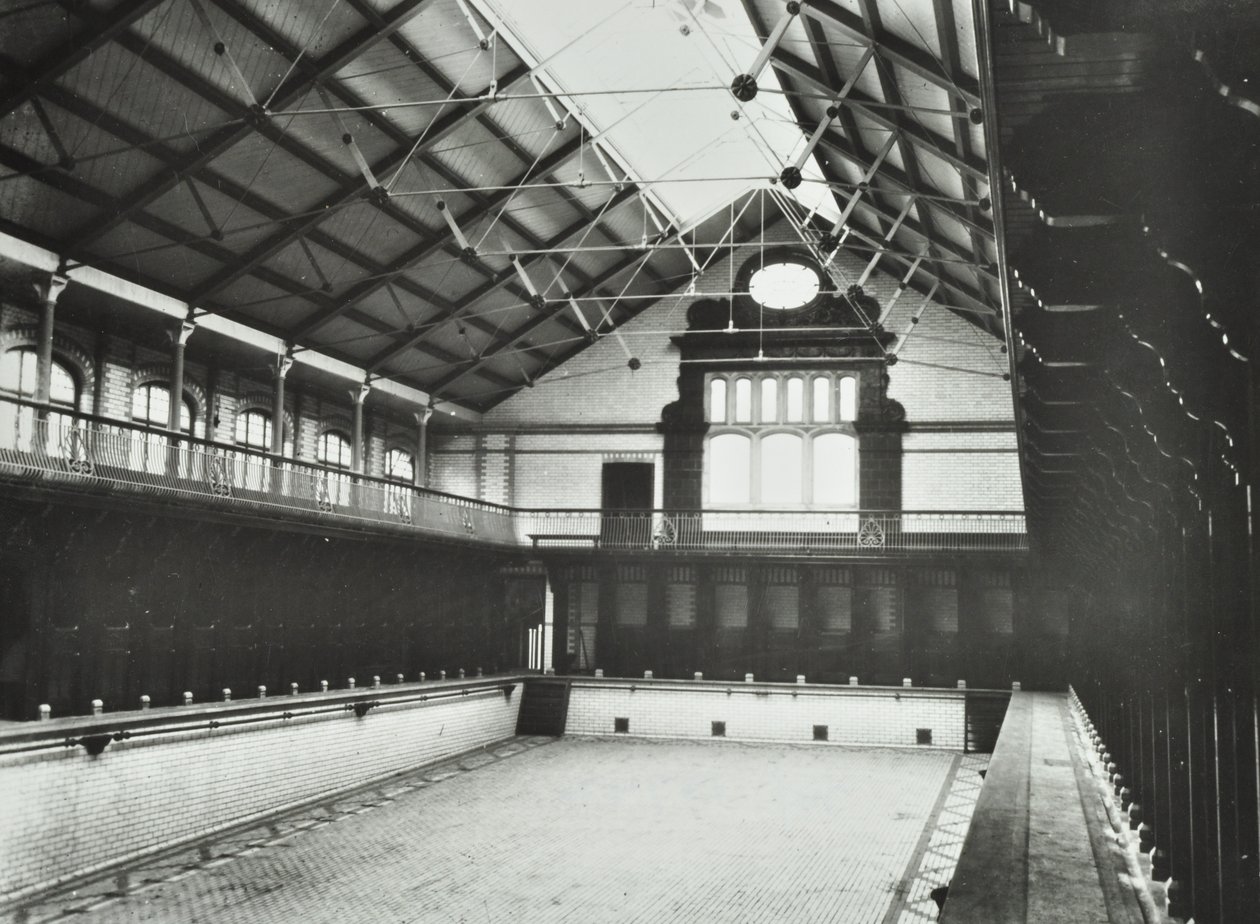 Laurie Grove Bath: det første offentlige svømmebadet i Deptford, førsteklasses bad, 1898 av English Photographer
