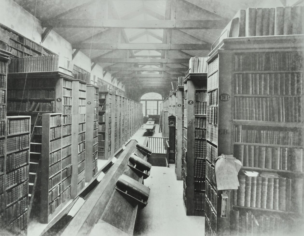 Bibliotek, Sion College, Victoria Embankment, City of London, 1885 av English Photographer