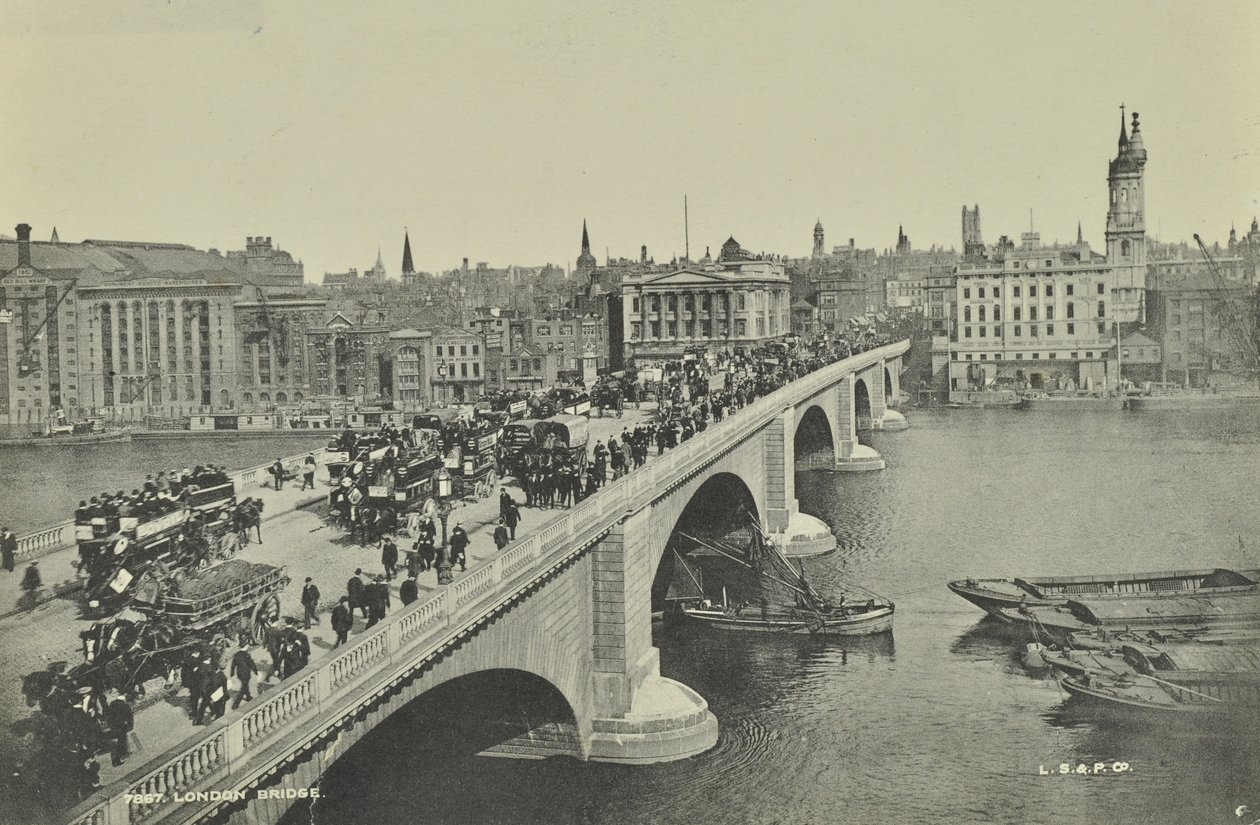 London Bridge: hestetrukne omnibusser og vogn, samt fotgjengere, krysser broen, 1895 av English Photographer