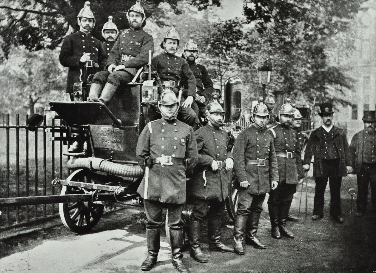 London Fire Brigade: gruppe brannmenn, med motor og kraner, 1895 av English Photographer