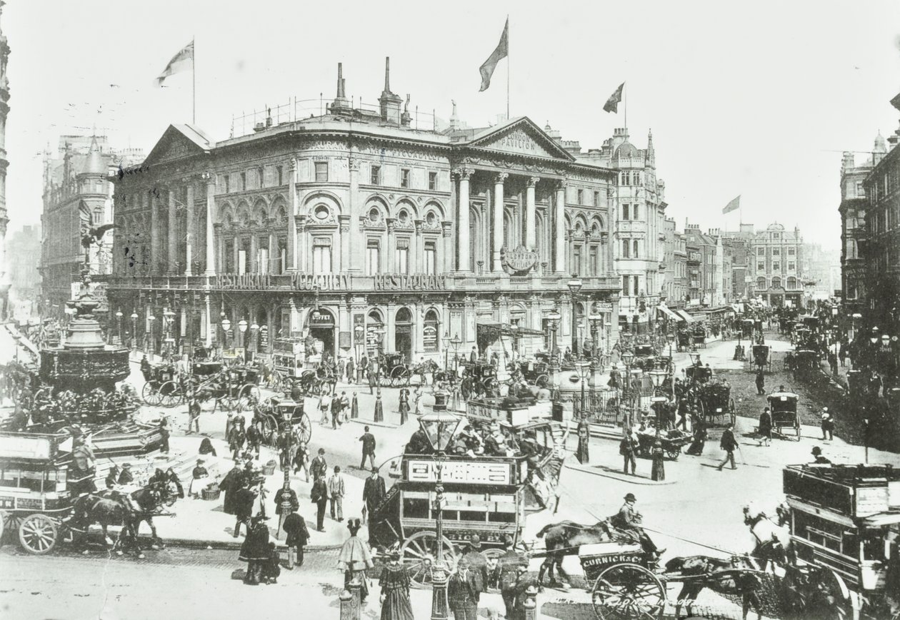 London Pavilion, Piccadilly Circus, Westminster LB: ser østover, 1895 av English Photographer