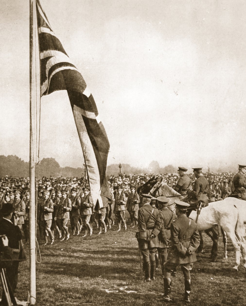 Lord French gjennomgår frivillige i Hyde Park: Øyne igjen på saluteringsbasen, fra The Illustrated War News, 14. juni 1916 (sepia-bilde) av English Photographer