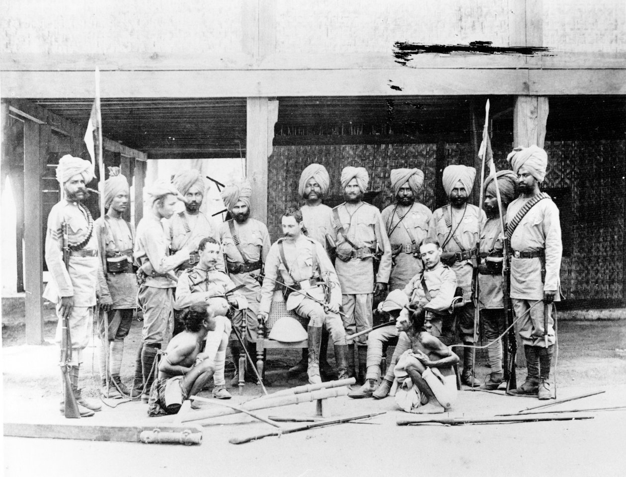 Lord Henry Rawlinson med sikh-offiserer og fangede burmesiske stammemenn, ca. 1886 av English Photographer