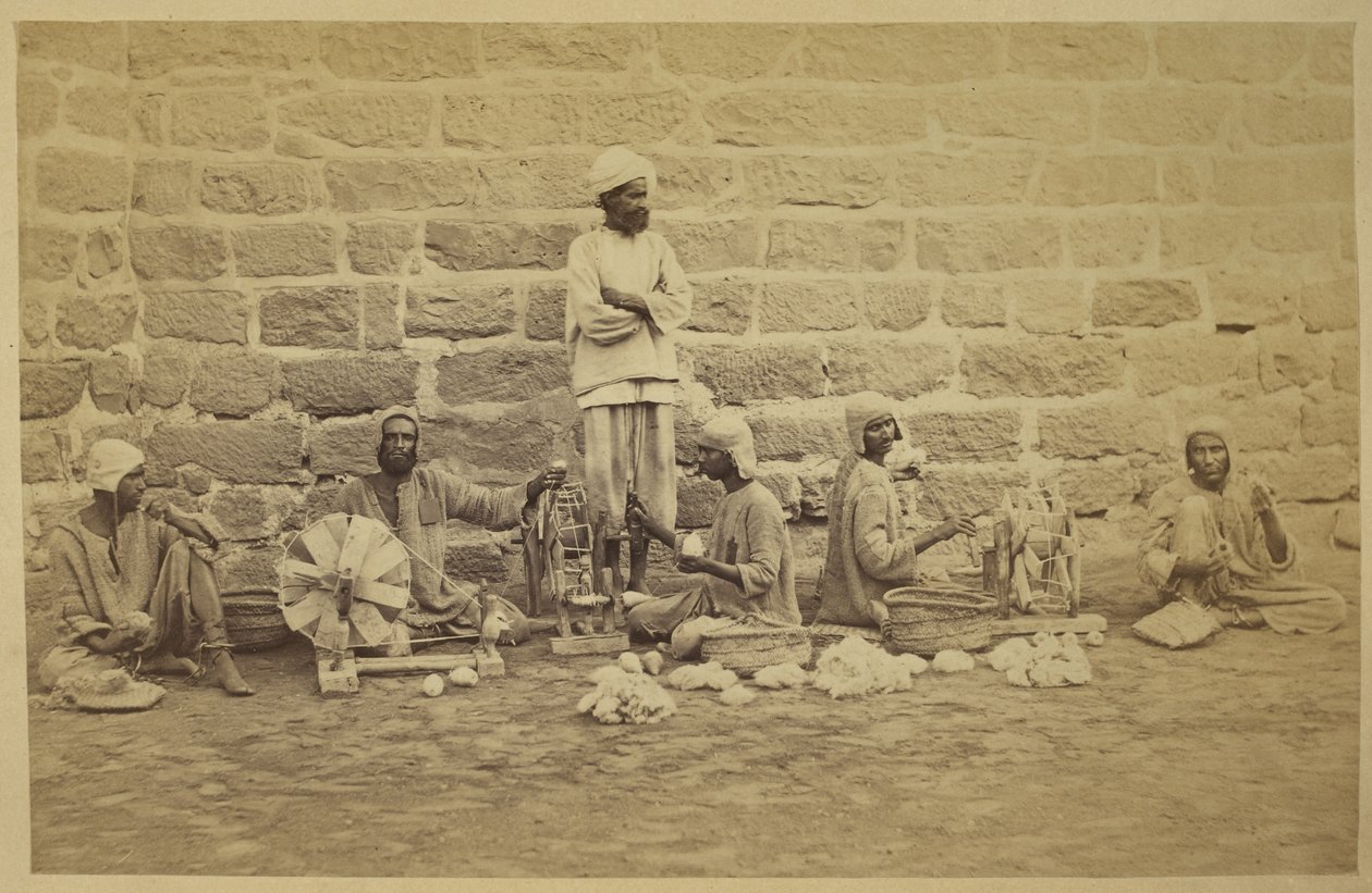 Mannlige fanger svinger bomull på spinnende hjul i Karachi fengsel. c. 1873160 mm x 250 mm Fotograf: Michie and Company Archaeological Survey of India Collections: India Office Series (Volum 52). av English Photographer