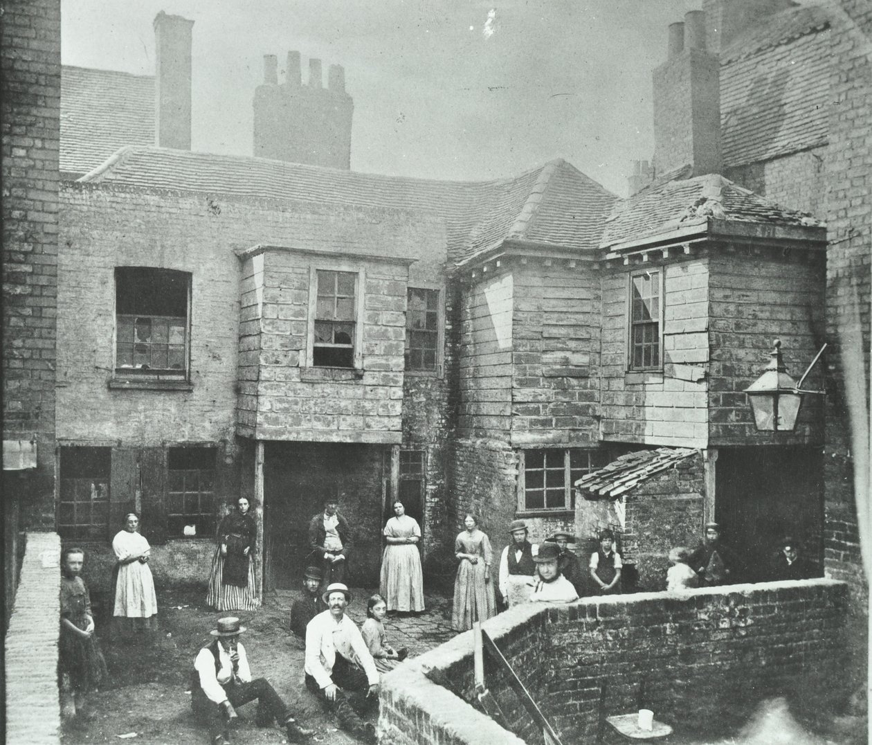Market Court, London, 1868 av English Photographer