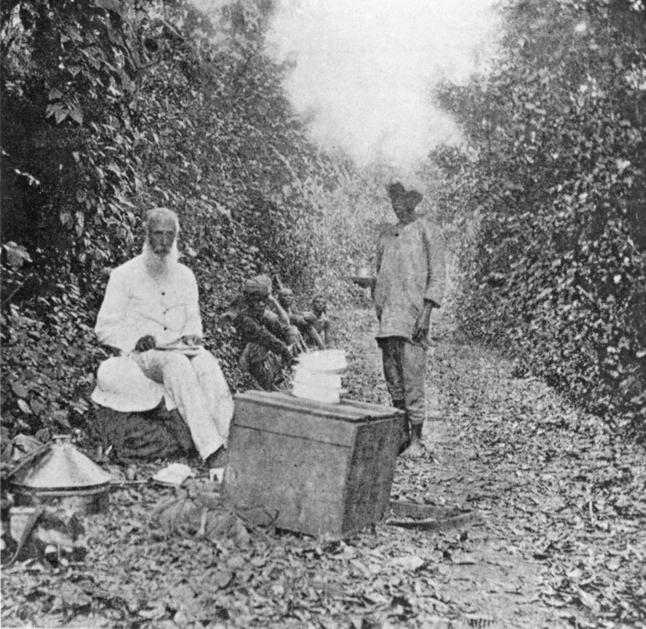 Middagsstopp på marsjen, fra Under the African Sun; Under den afrikanske solen; en beskrivelse av innfødte raser i Uganda, sportseventyr og andre opplevelser, av William John Ansorge, 1899 (bw phot av English Photographer