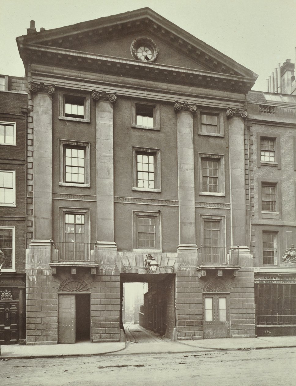 Middle Temple Gatehouse, 1885 av English Photographer