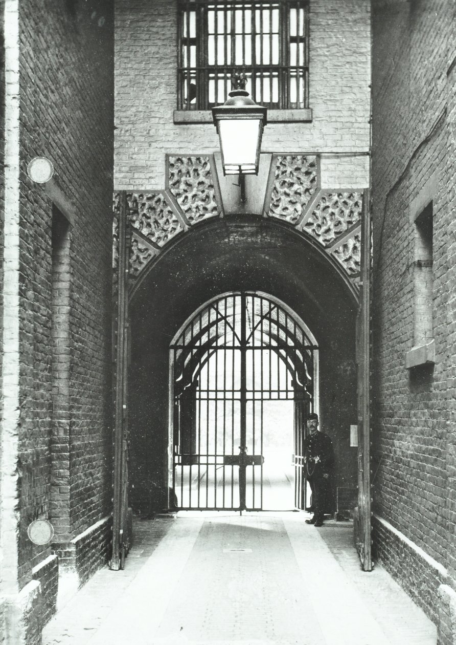 Millbank fengsel: hovedpassasje, vaktmester Barnard i døråpningen, 1885 av English Photographer