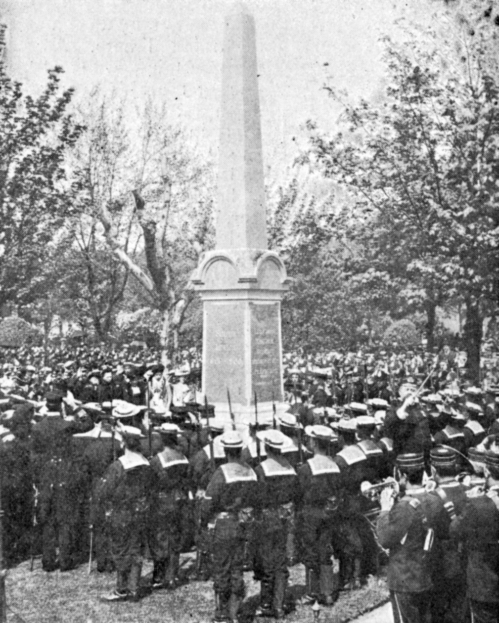 Monument til minne om offiserene og mennene til H.M.S Powerful, illustrasjon fra Kongen, 25. mai 1901 av English Photographer
