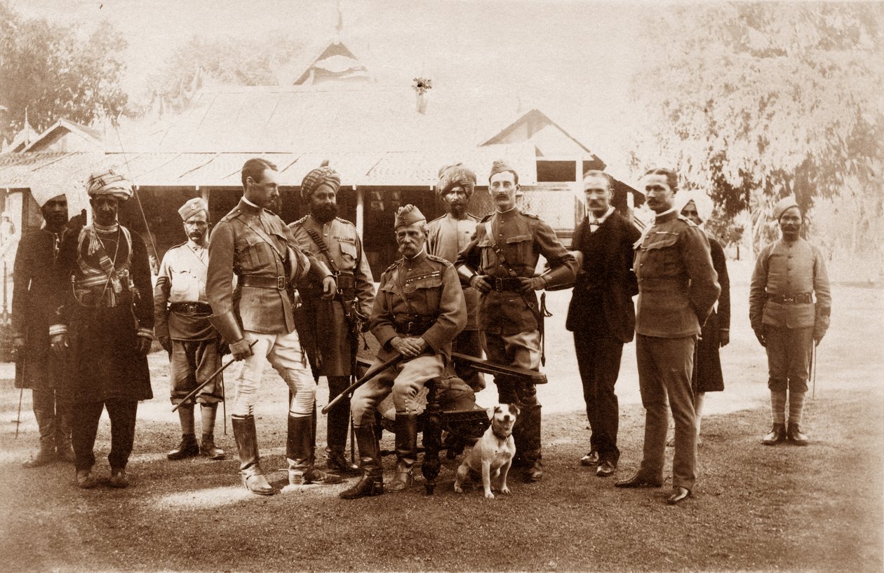 Narrain Sing, Hassan Ali, major Hamilton D. Taylor, Ram Singh, Mohamad Khan, HSR Sir Fred, oberst P. Carew, ca. 1886 av English Photographer