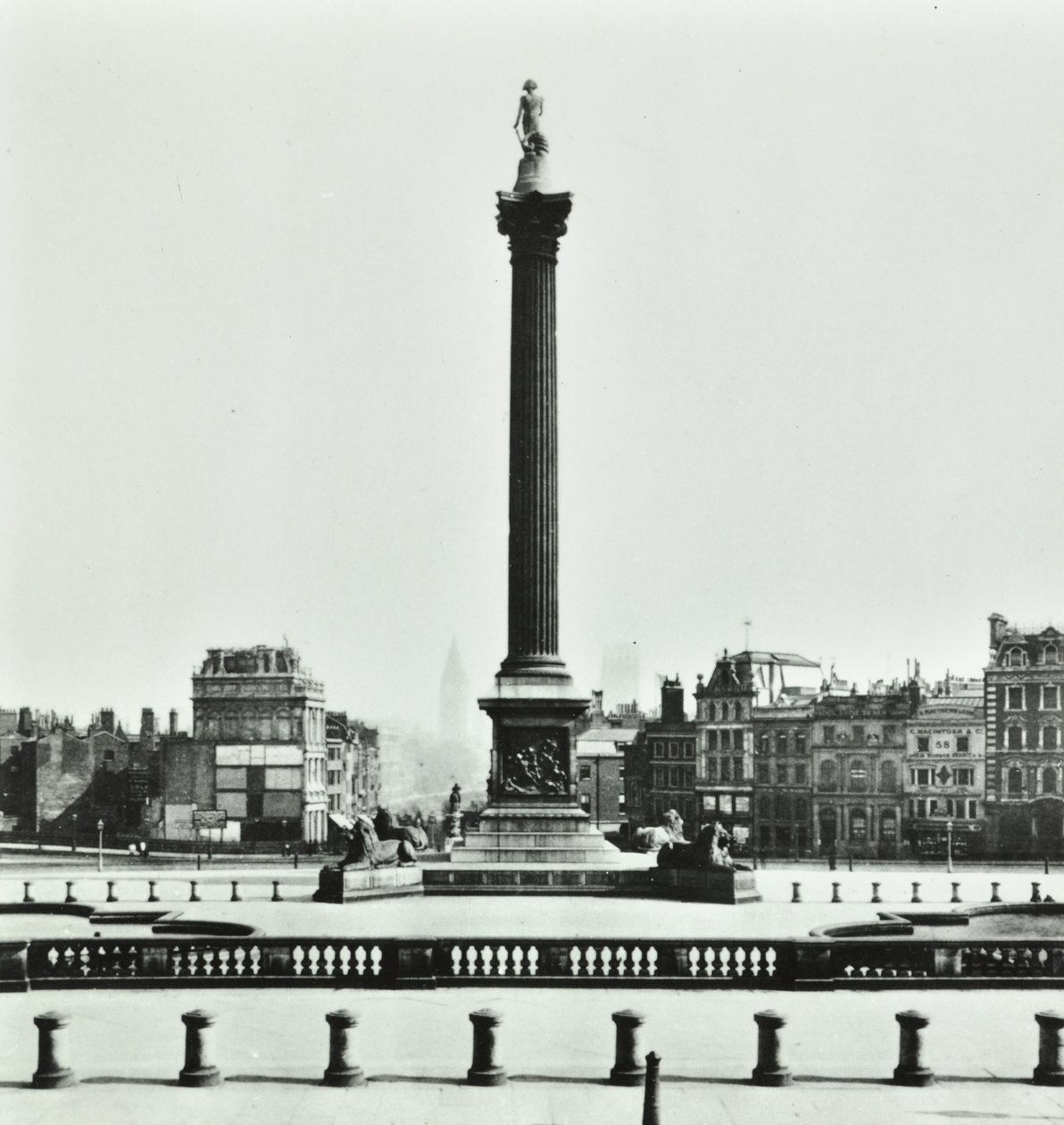 Nelsons Column, Trafalgar Square, Westminster LB: ser sørover fra National Gallery, 1870 av English Photographer