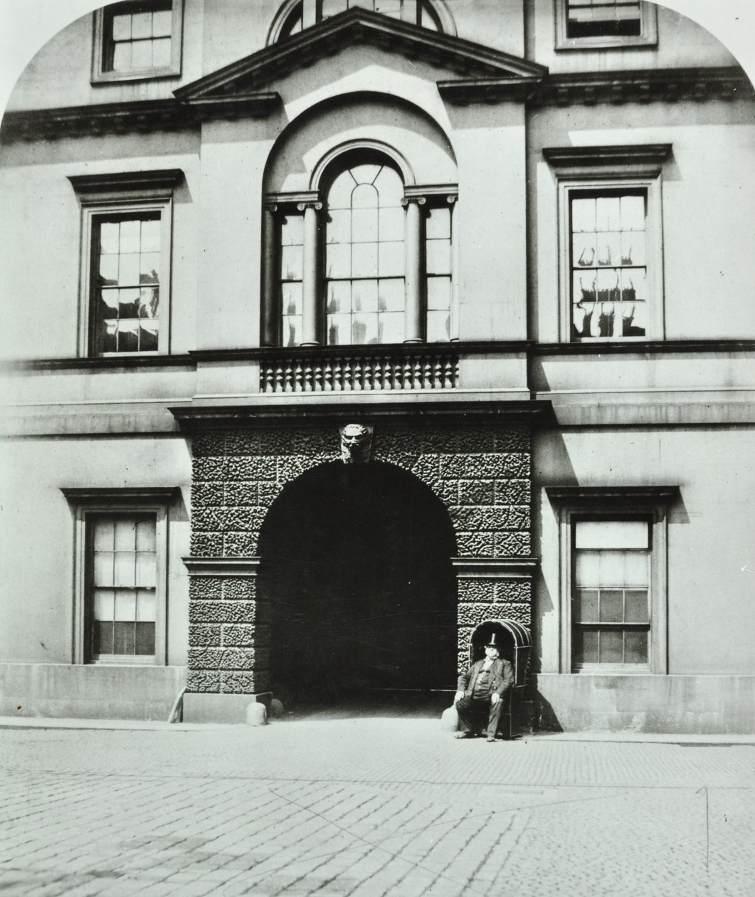 Northumberland House, Charing Cross, Westminster LB: gårdsplass, 1880 av English Photographer