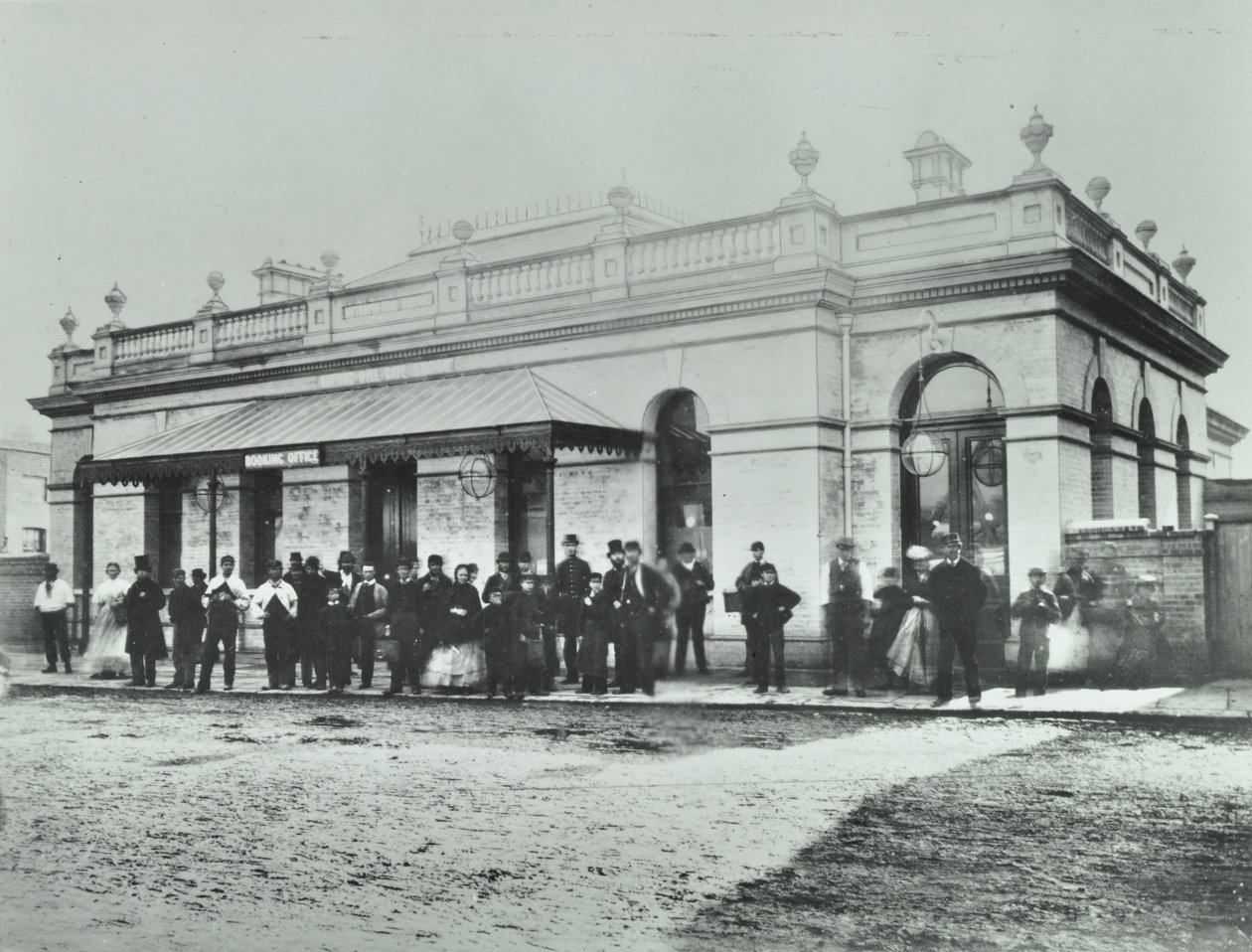 Notting Hill Gate Station: utsiden av Metropolitan Railway, 1868 av English Photographer