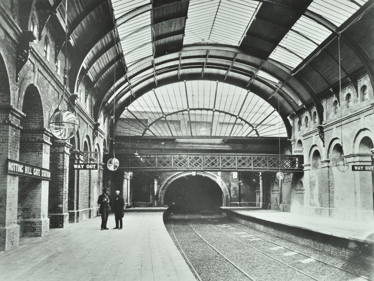 Notting Hill Gate undergrunnsstasjon: utsikt over plattformer og spor, 1868 av English Photographer
