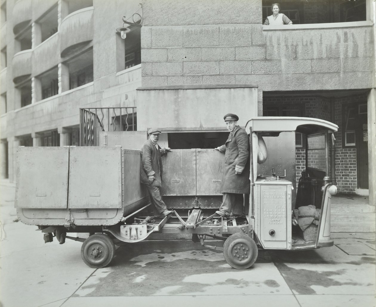 Ossulston Estate: Støvmenn tømmer container i bunnen av søppelsjakten av English Photographer