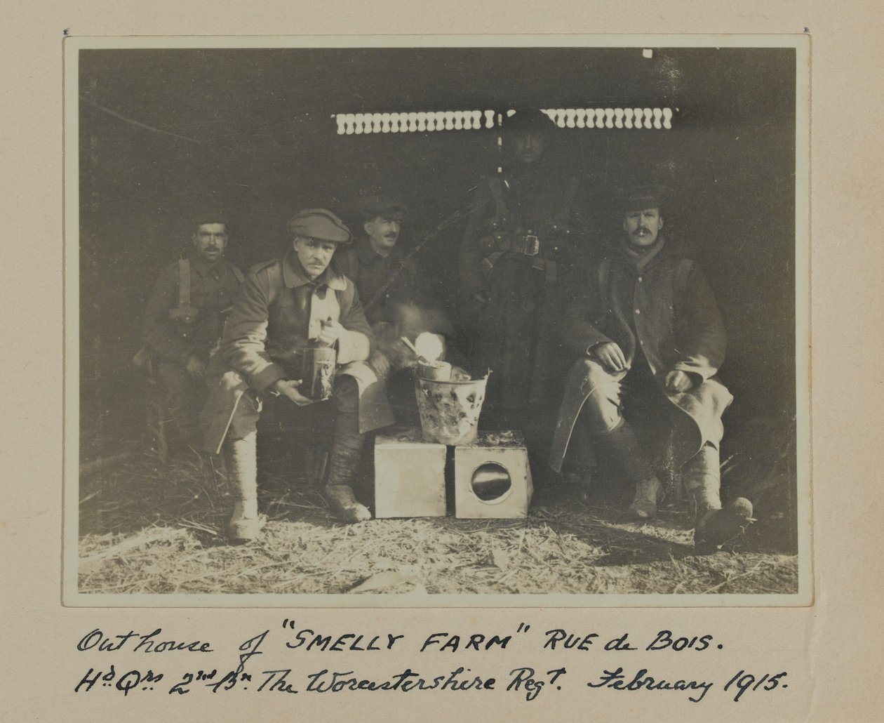 Uthus av SMELLY FARM Rue de Bois. Hd. Qrs. 2nd Bn The Worcestershire Regt. februar 1915 av English Photographer