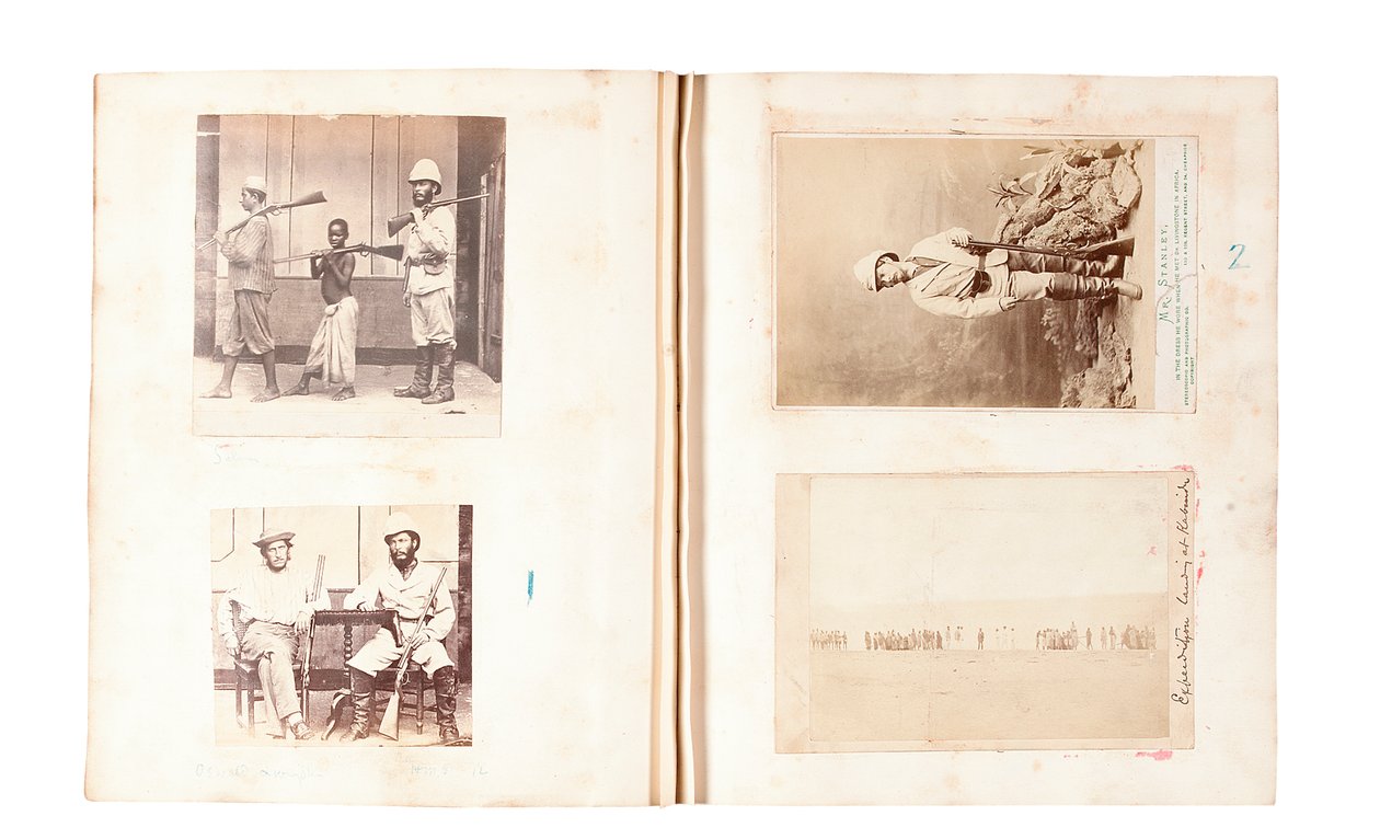 Sider fra et album som tilhører Henry Morton Stanley (s/hvitt-bilde) av English Photographer