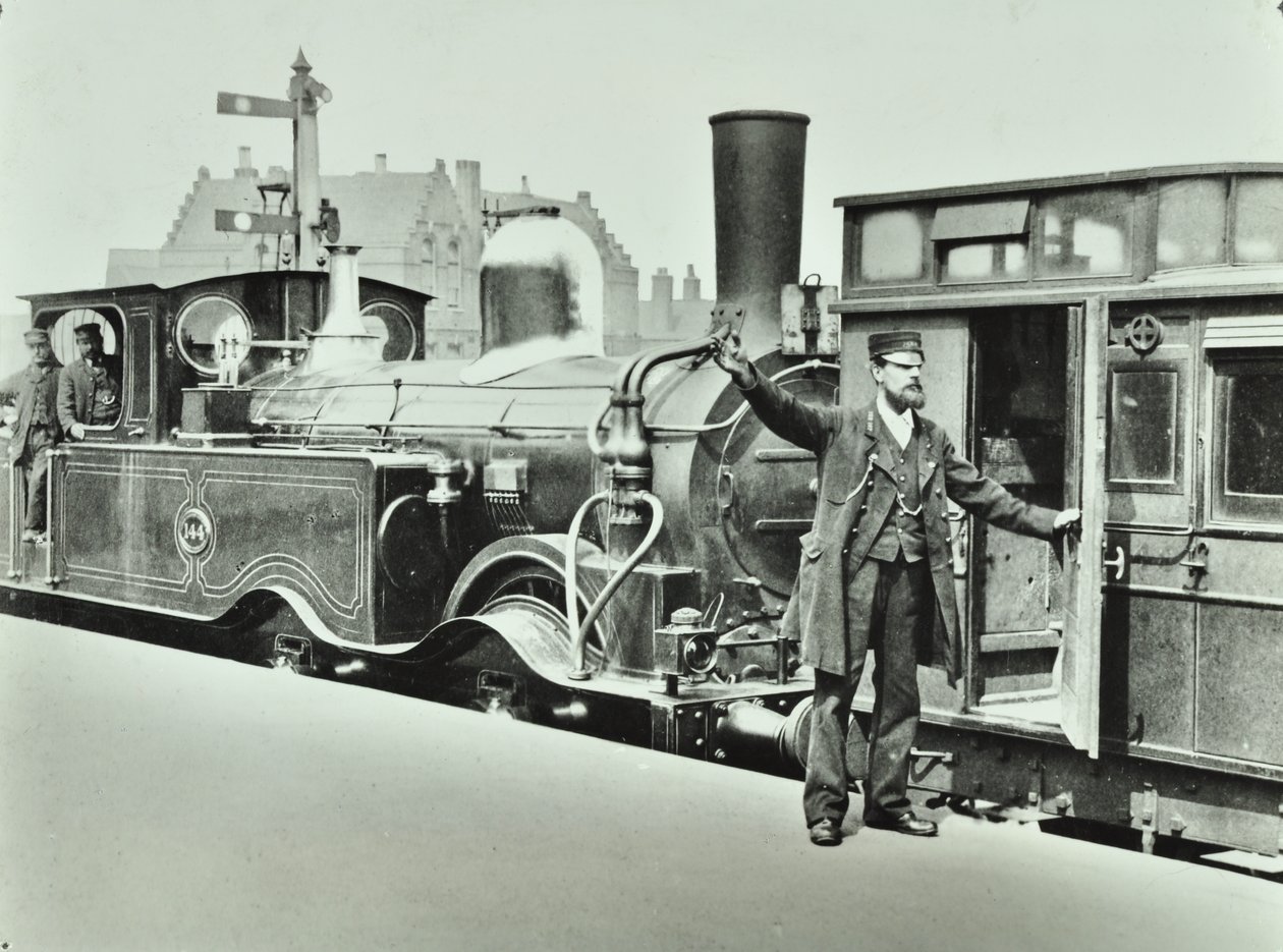 Plattformporter på en jernbanestasjon, 1885 av English Photographer