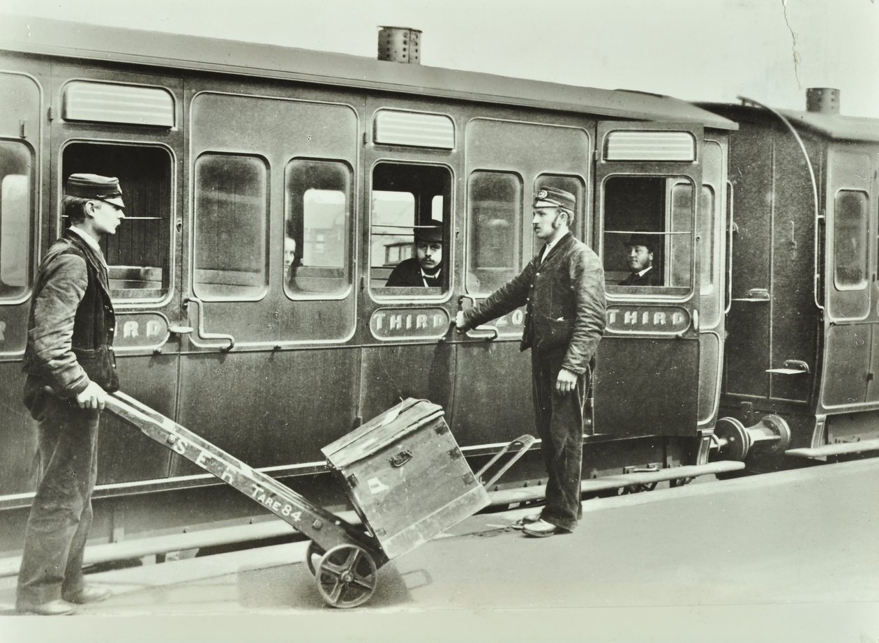 Plattformportører på en jernbanestasjon, 1885 av English Photographer