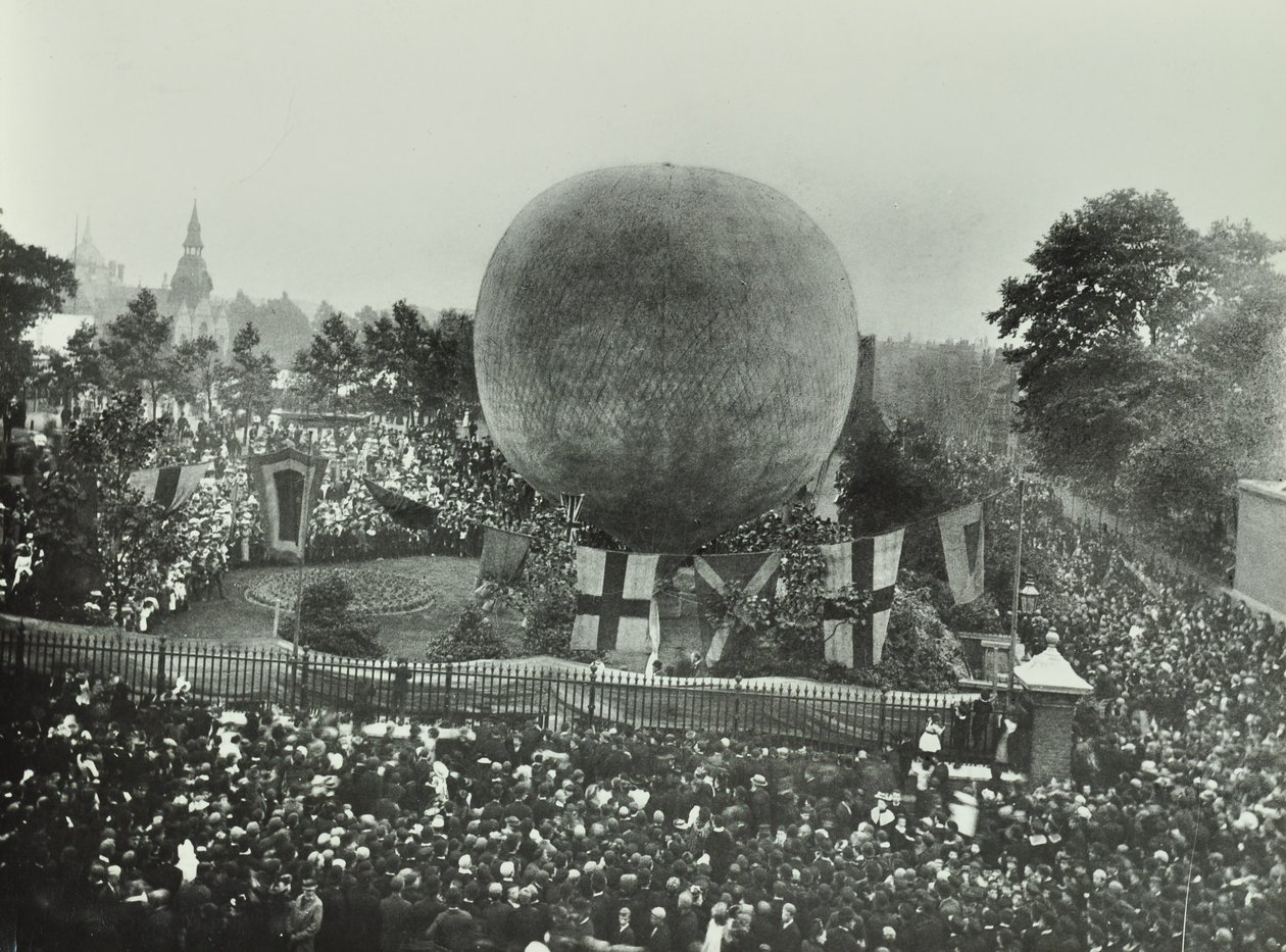 Poplar Recreation Ground: folkemengder ser på en luftballong, 1892 av English Photographer