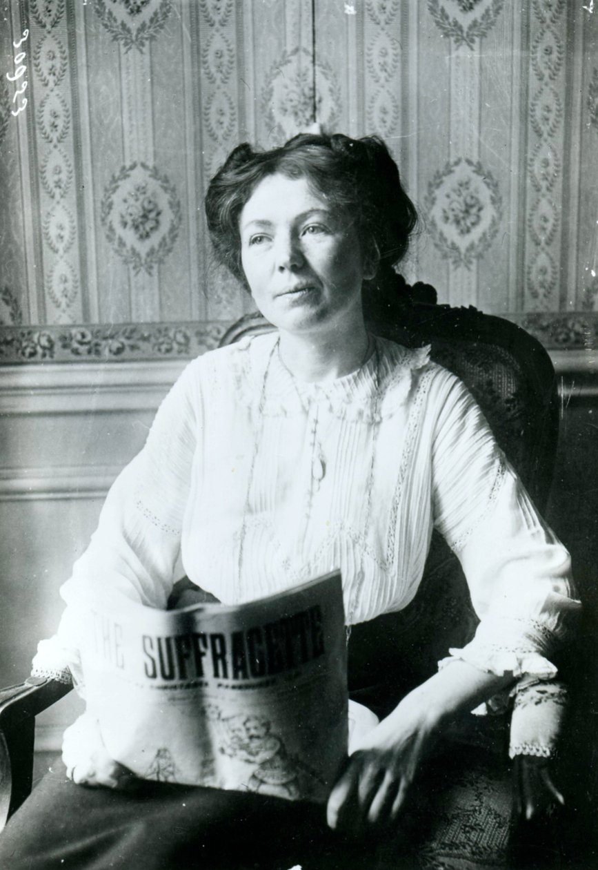 Portrett av Christabel Pankhurst som leser en kopi av The Suffragette ca. 1905 av English Photographer