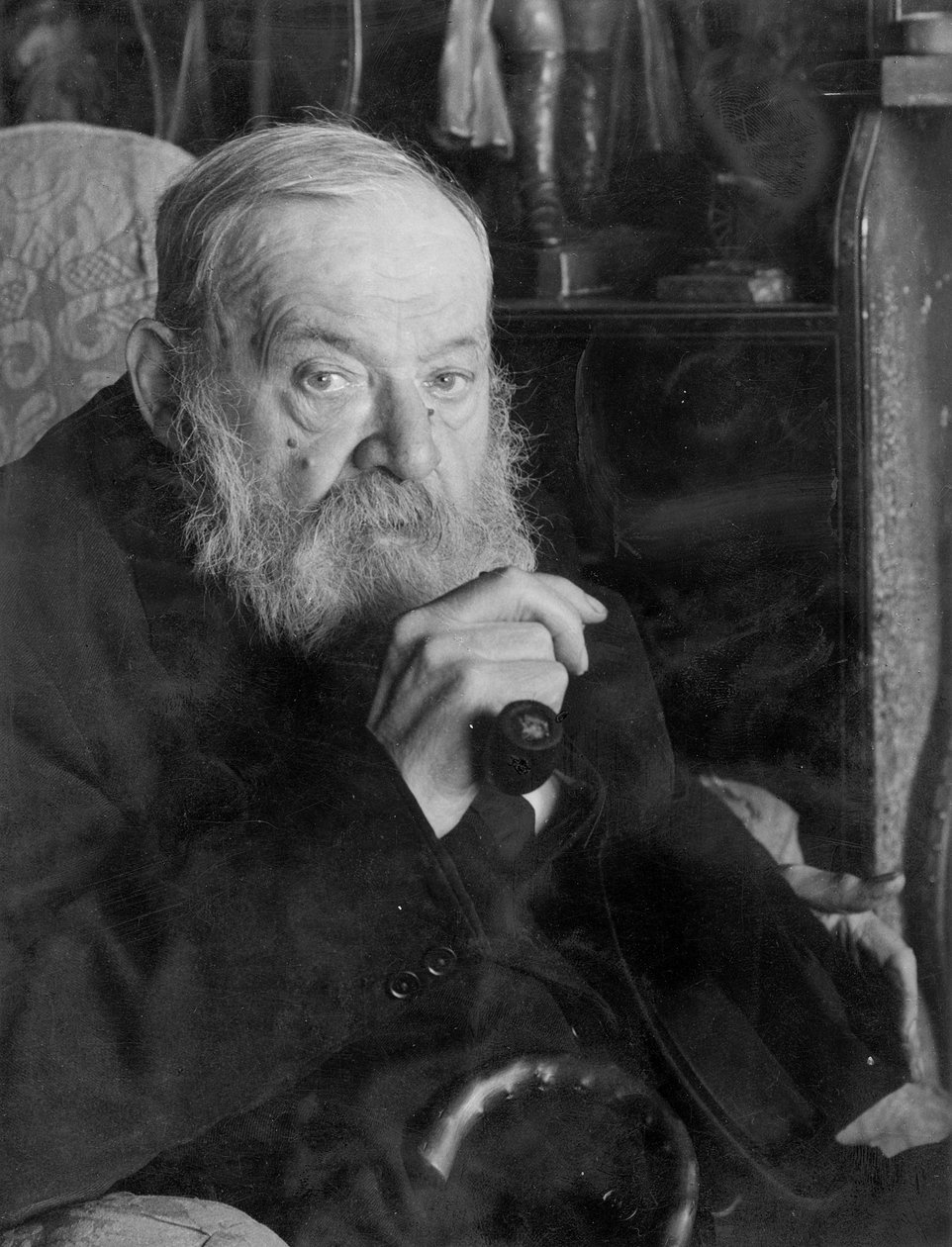 Portrett av Hilaire Belloc, hjemme hos ham, Kings Land, Shipley, West Sussex av English Photographer