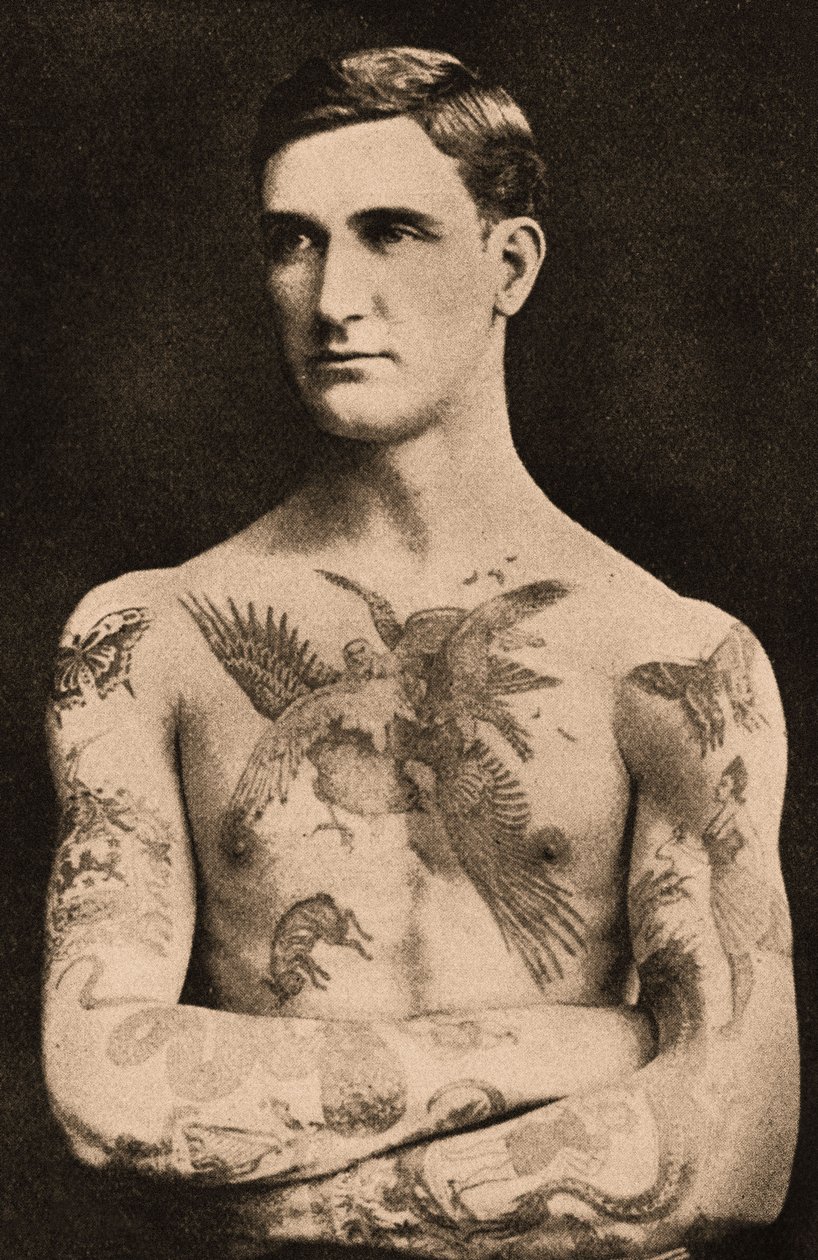 Portrett av en mann tatovert av Sutherland MacDonald av English Photographer