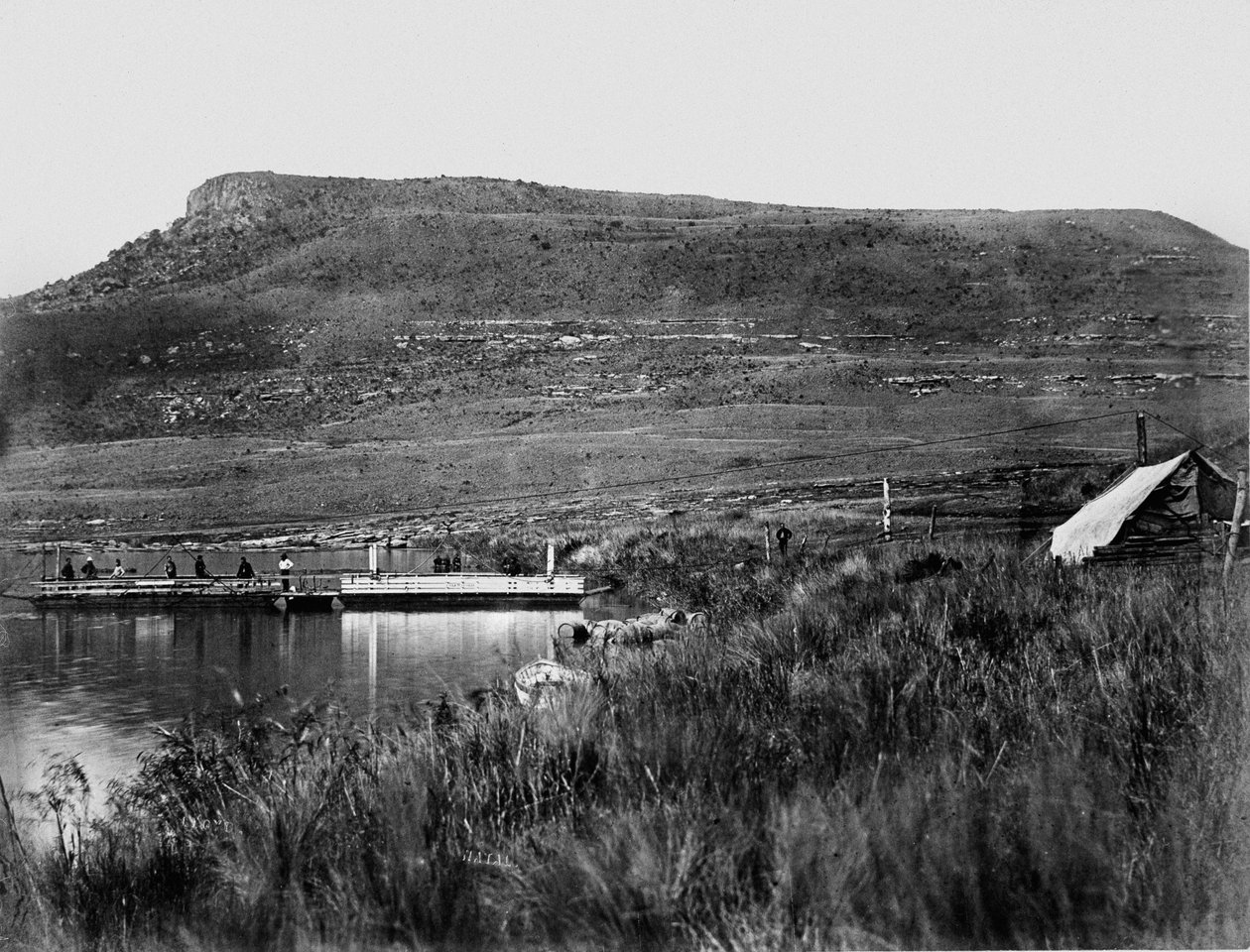 Post ved Rorkes Drift med Signal Hill i det fjerne, 1879 av English Photographer