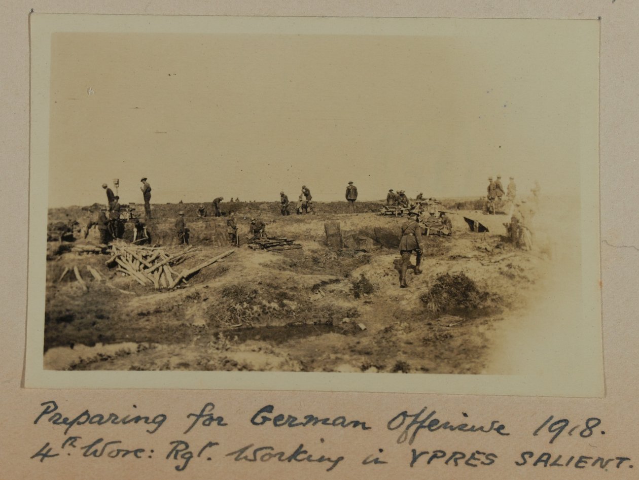 Forberedelse til tysk 1918-offensiv 1918. 4. Worc: Rgt. Jobber i YPRES SALIENT av English Photographer