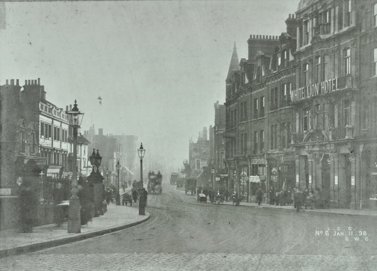 Putney Bridge: innfartsvei fra Putney High Street, 1898 av English Photographer