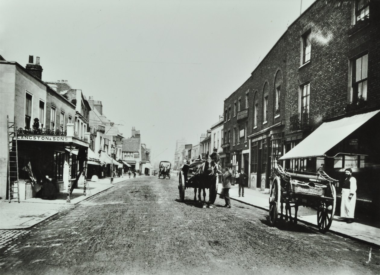 Putney High Street, ser mot broen, 1885 av English Photographer