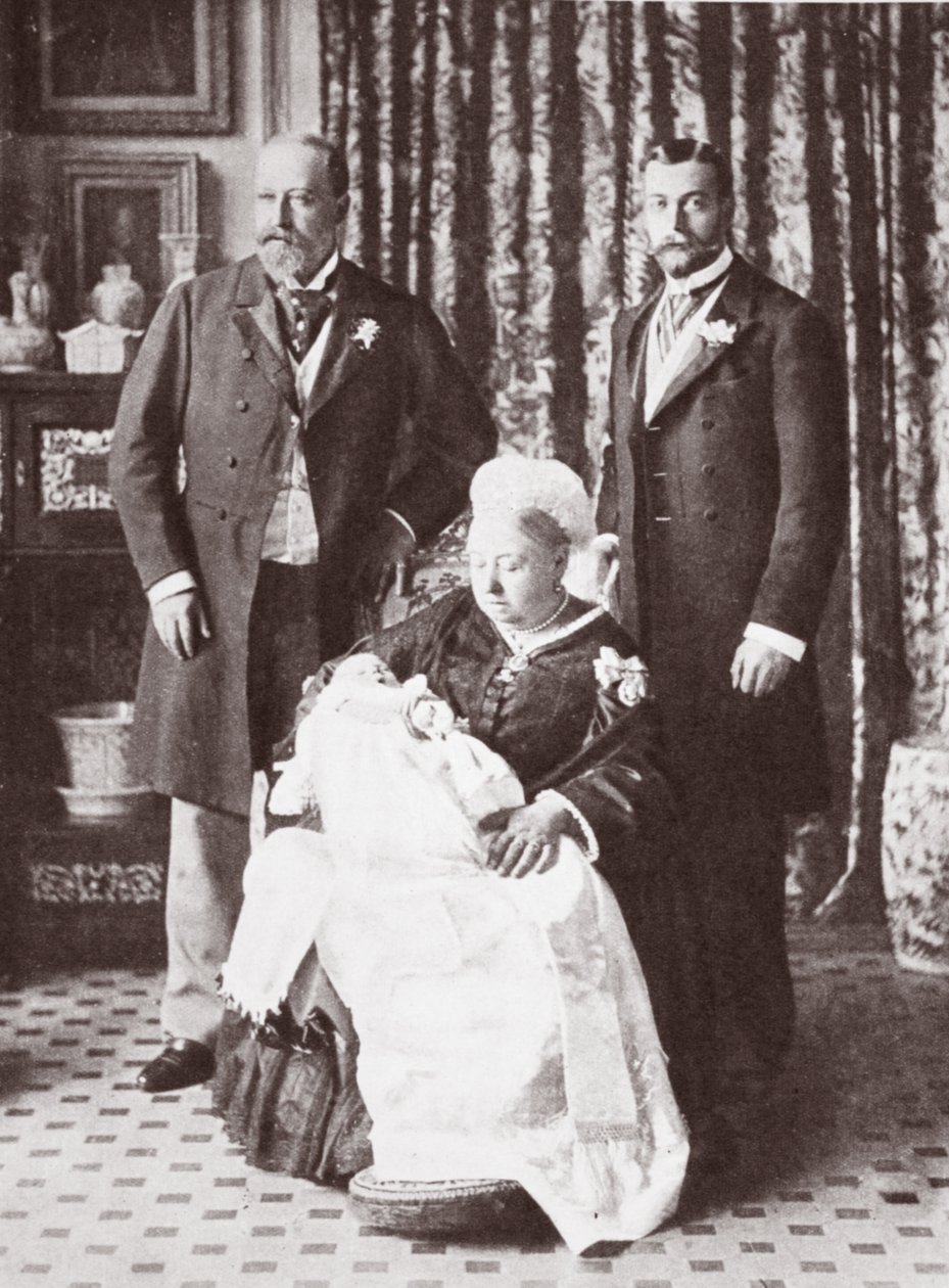 Dronning Victoria holder kong Edward VIII ved hans dåp 16. juli 1894 av English Photographer