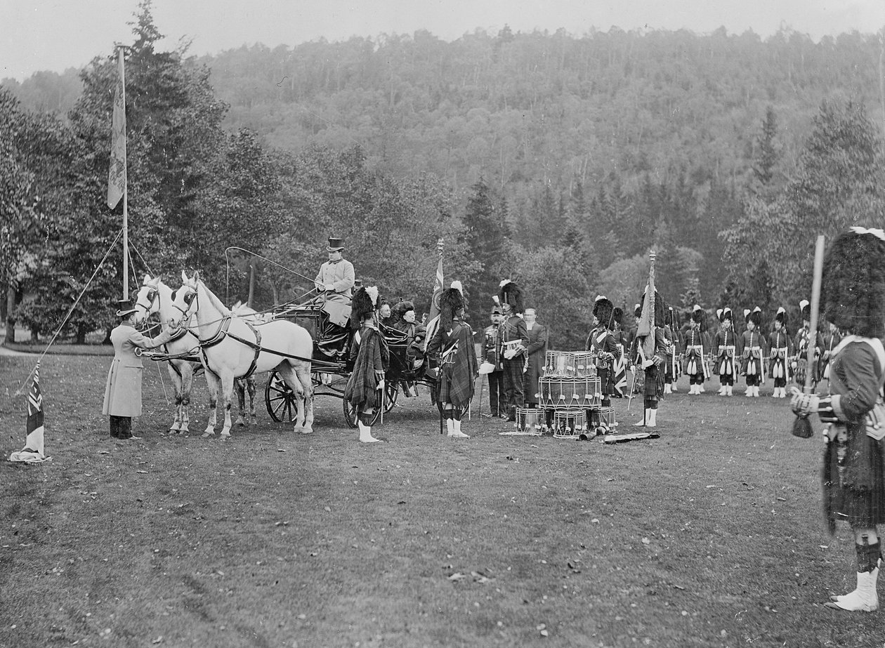 Dronning Victoria presenterer farger for Cameron Highlanders, 1873 av English Photographer