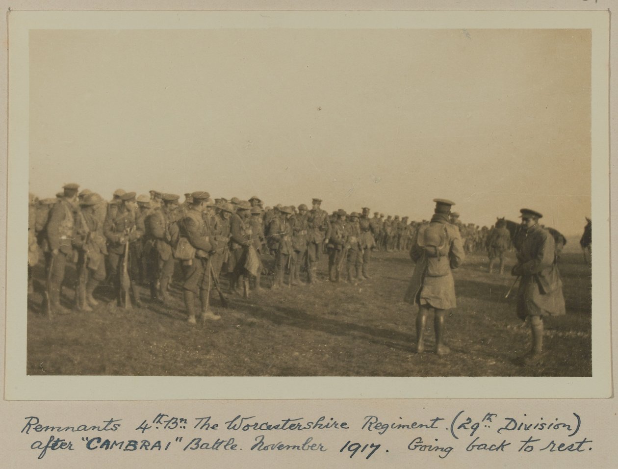 Rester 4. Bn. Worcestershire Regiment (29. divisjon) etter "CAMBRAI"-slaget, november 1917, går tilbake til hvile av English Photographer
