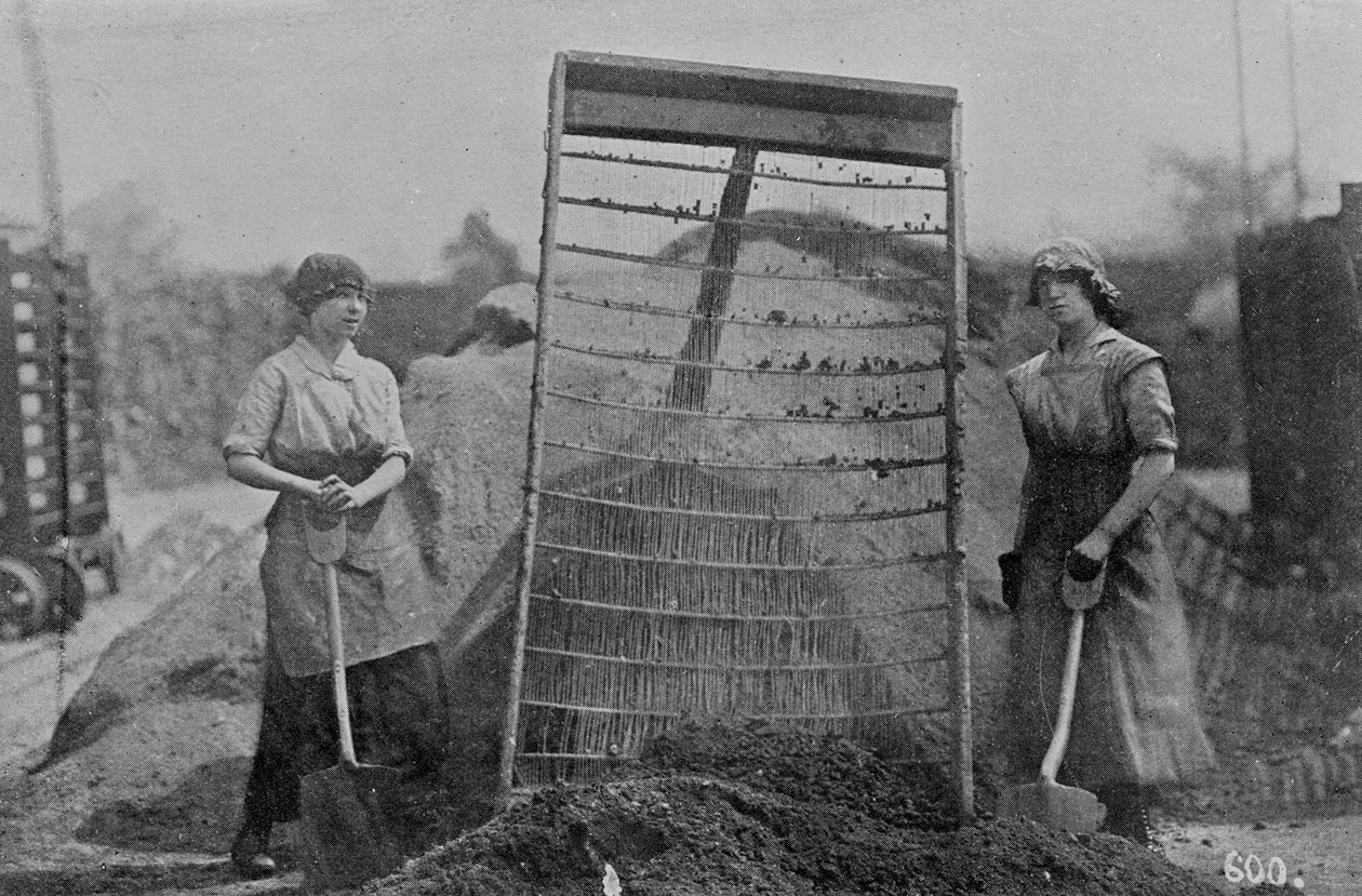Riddling Cinders, War Office-fotografier, 1916 (bw-foto) av English Photographer