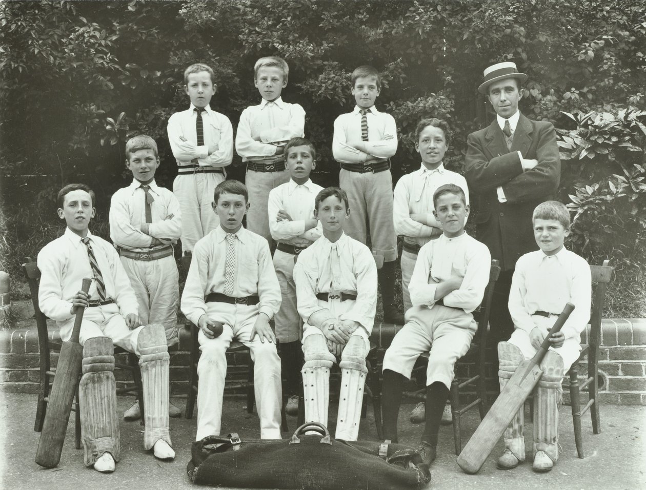 Rosendale Road School: cricketlag, 1897 av English Photographer