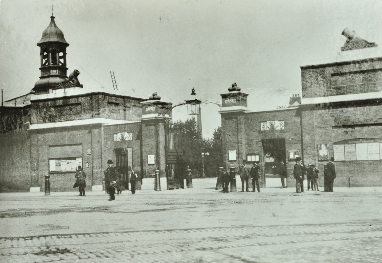 Royal Arsenal hovedport, 1890 av English Photographer